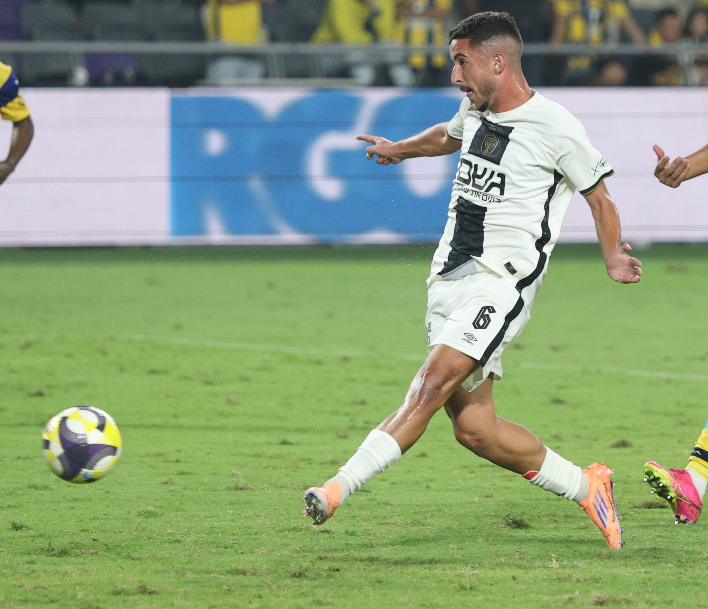 דרמה בדוחא: בני סכנין גוברת על מכבי נתניה ומשאירה את הפלייאוף העליון בהישג יד